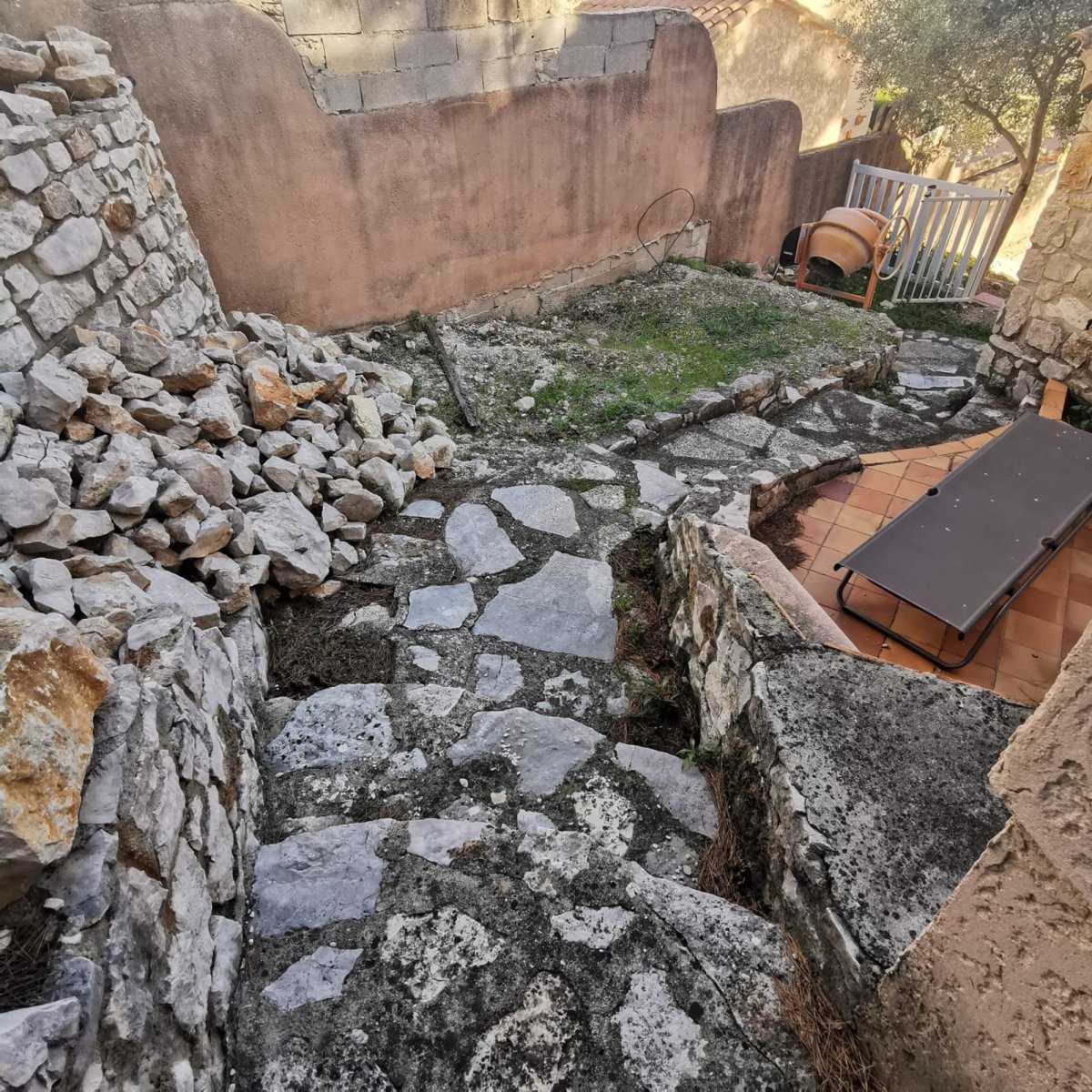 Aménagement de mur en pierre et espace pavé sur terrain en dénivelé sur Aubagne et alentours