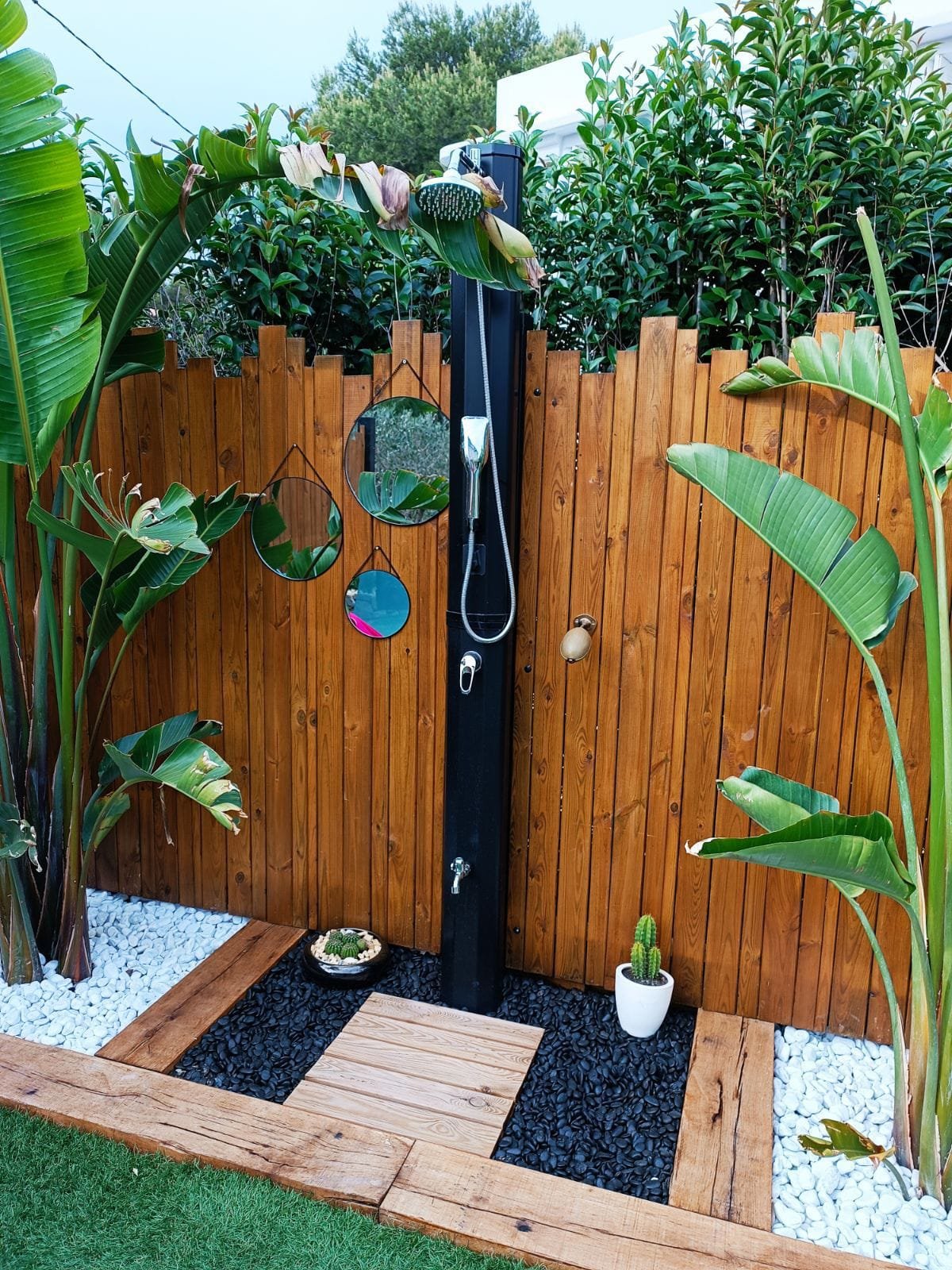 Aménagement d’un coin cosy avec douche près de la piscine à Marseille 