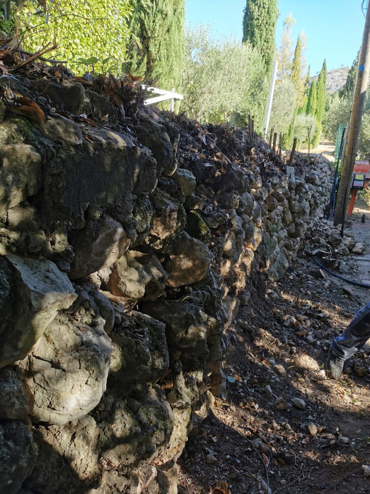 Réparation de murs en pierre et restanques après dégradation par la pluie pour sécuriser votre terrain 